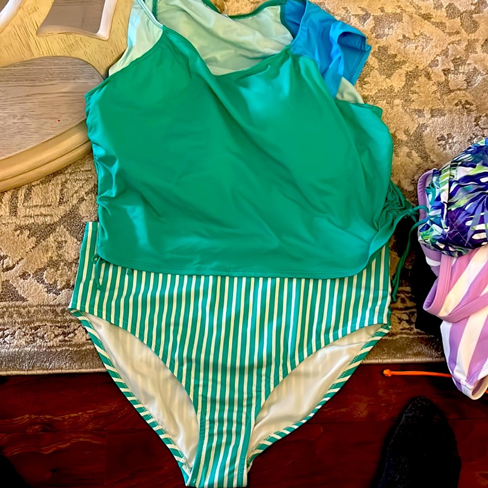 Never worn still has sticker on crotch. Very nice material.  16-18